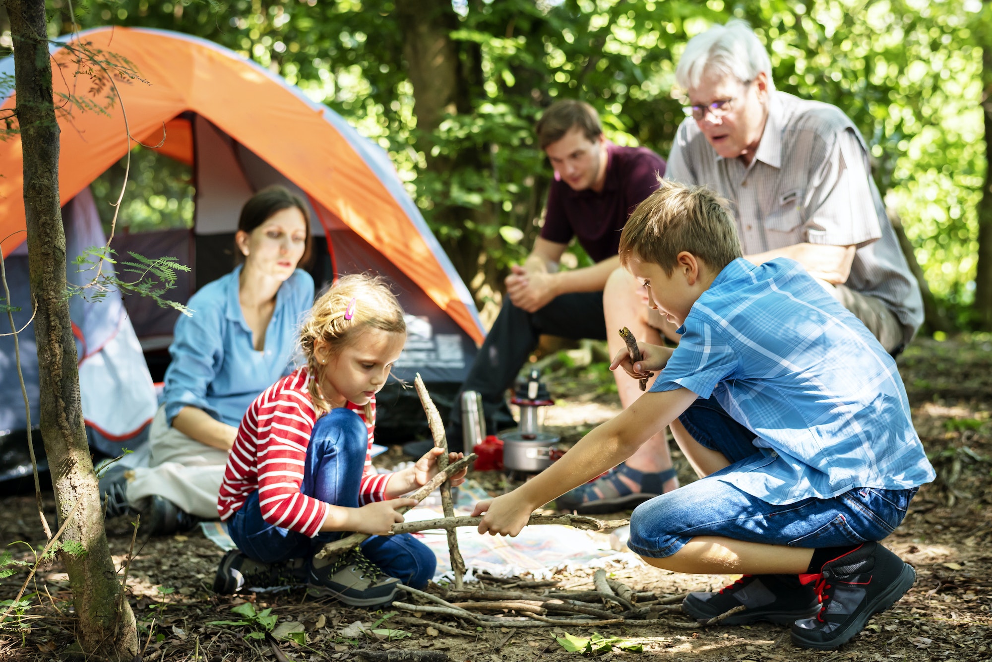 Stay in a camp. Семейный кемпинг. Семейный кемпинг в лесу. Семья на природе с палаткой. Кемпинг с детьми.