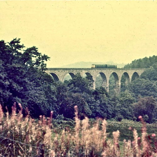 1280px-Lambley_viaduct_and_Metro_Cammell_dmu